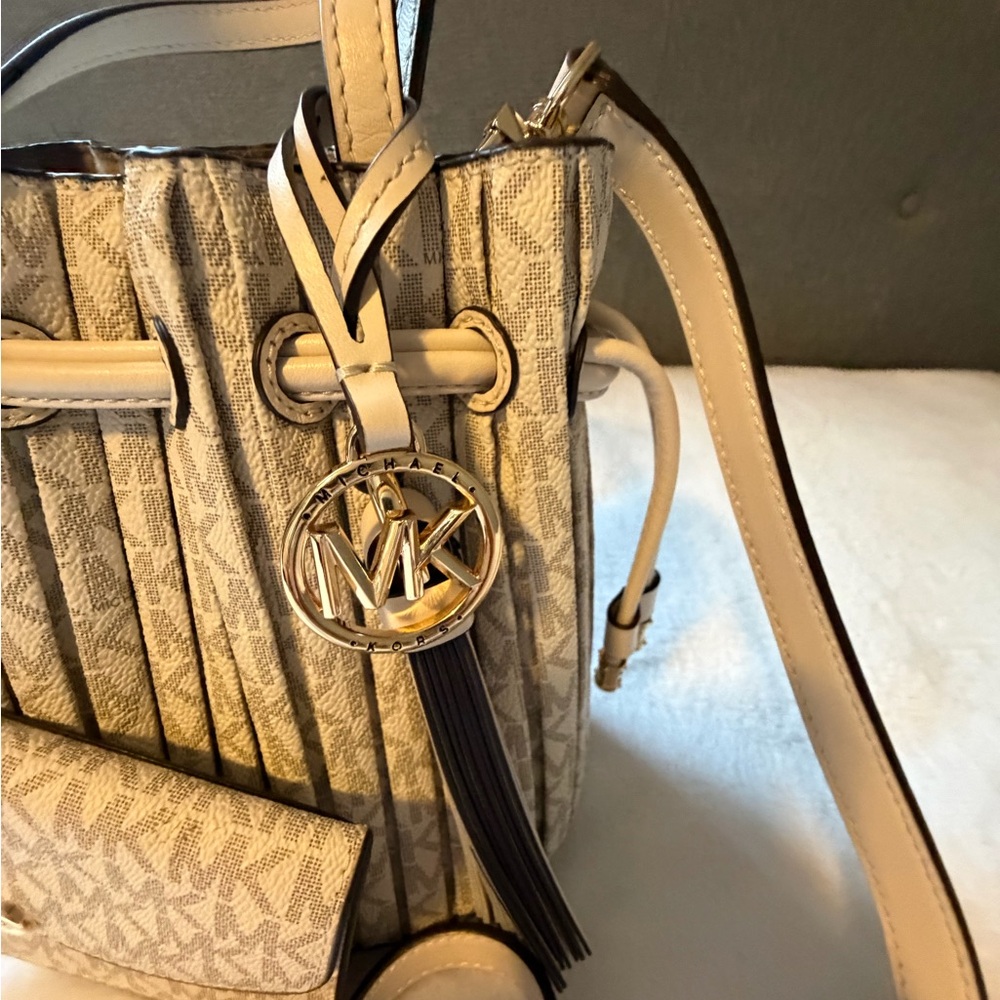 MICHAEL Michael Kors Willa pleated tote Bag with wallet - Picture 3 of 14